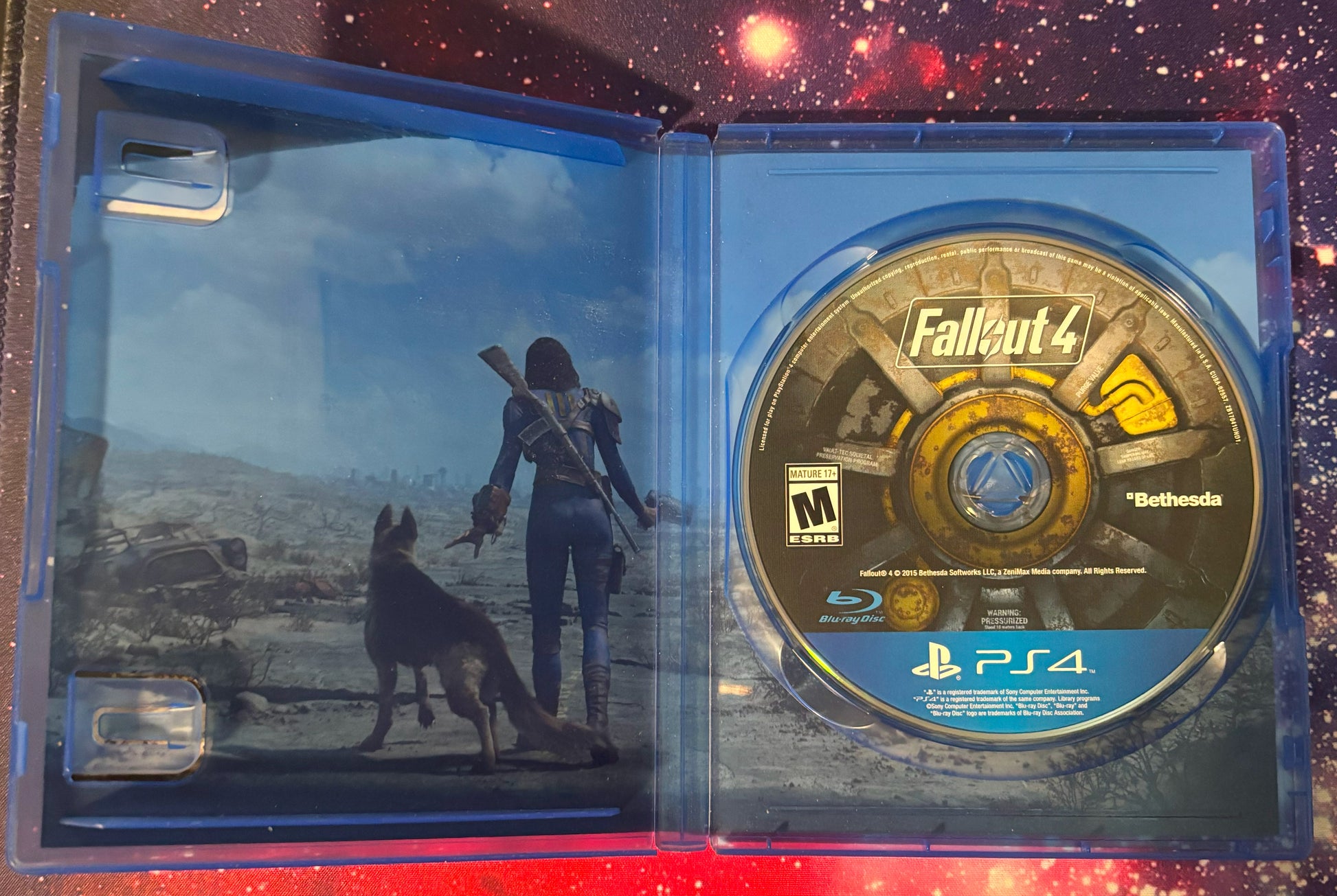 Game disc for 'Fallout 4' with cover showing character and dog in post-apocalyptic setting.